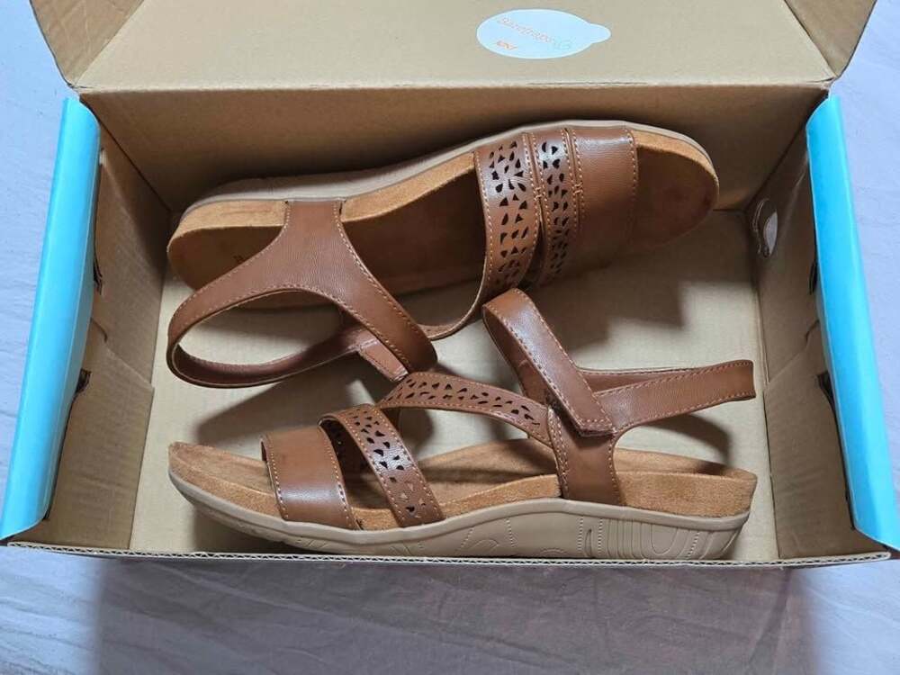 NEW!!! Women's Baretraps Jinna Sandals
Size 6.5 - Picture 9 of 10